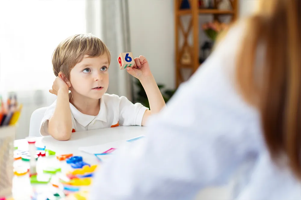 Neurologopeda dziecięcy prowadzący terapię karmienia i mowy w Bezpiecznej Przystani w Białymstoku.